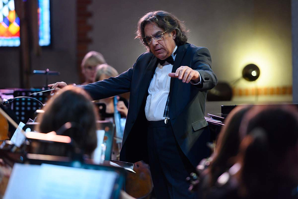 Камерный оркестр и солисты филармонии, дирижёр Фахраддин Керимов, фестиваль "Русская музыка на Балтике", 18 Мая 2024г. — фото 4