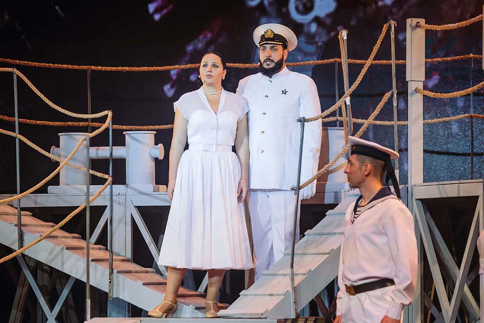 Музыкальный спектакль "Раскинулось море широко", театр эстрады "Янтарь-холл", Светлогорск, 22 Июня 2025г. — фото 27