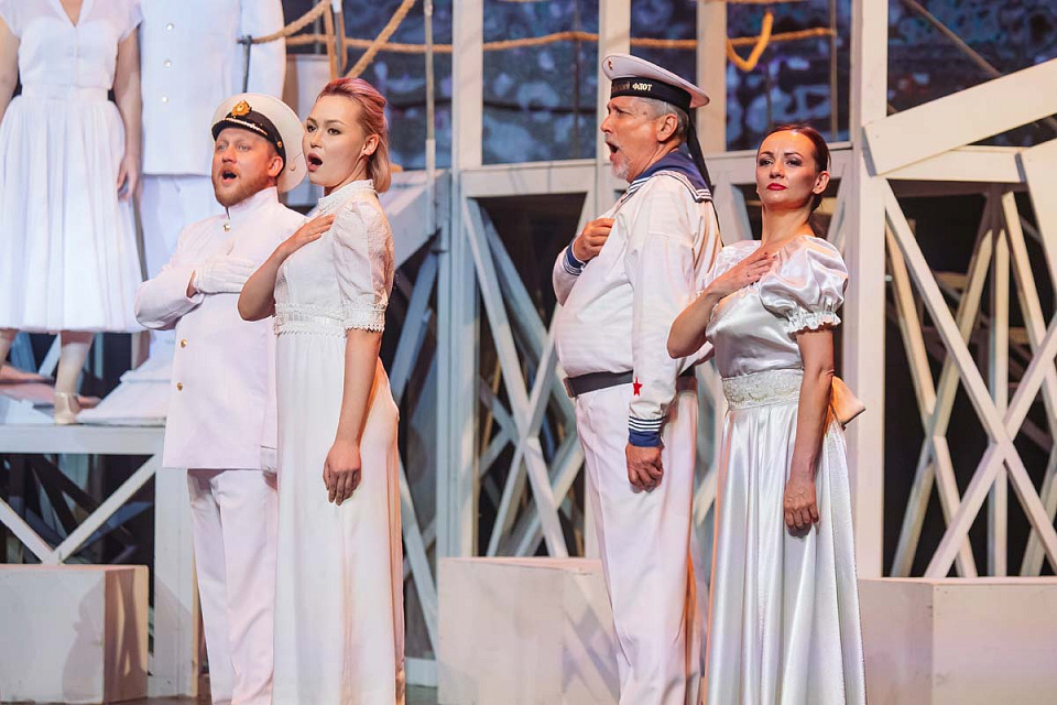 Музыкальный спектакль "Раскинулось море широко", театр эстрады "Янтарь-холл", Светлогорск, 22 Июня 2025г. — фото 28