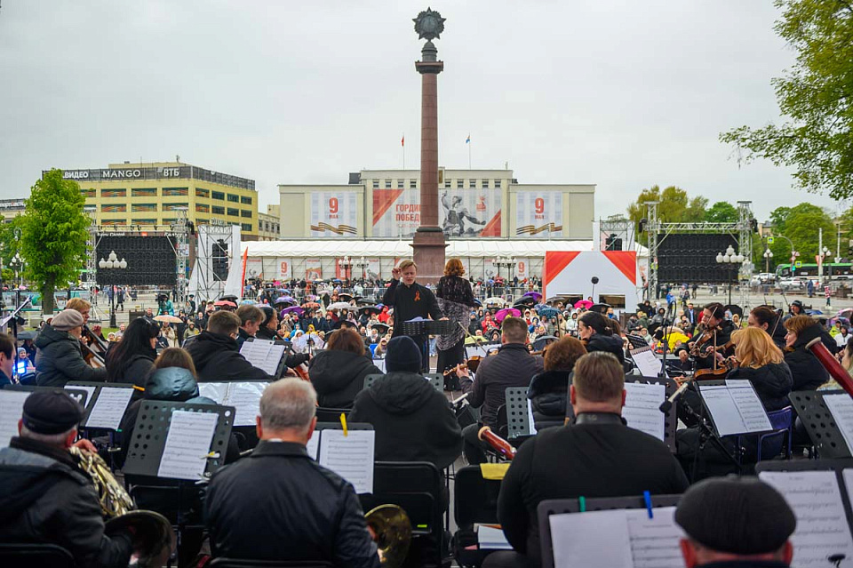 Концерт Симфонического оркестра Калининградской филармонии и солистов Мариинского театра, дирижёр Ю.Демидович, пл.Победы, 9 Мая 2025г. — фото 5