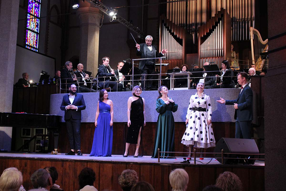 Концертный духовой оркестр и солисты филармонии поздравили калининградцев с Днём пожилых людей, 1 Октября 2025г. — фото 6