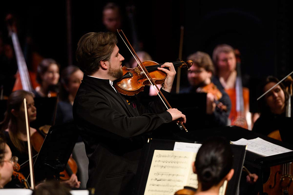 Концерт РНМСО, дирижёр А.Рубин, солист П.Милюков, фестиваль "Русская музыка на Балтике", драмтеатр, 7 Мая 2024г. — фото 10