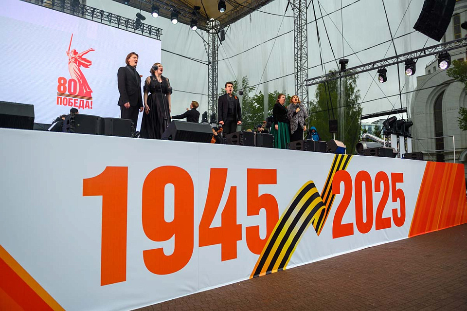 Концерт Симфонического оркестра Калининградской филармонии и солистов Мариинского театра, дирижёр Ю.Демидович, пл.Победы, 9 Мая 2025г. — фото 19