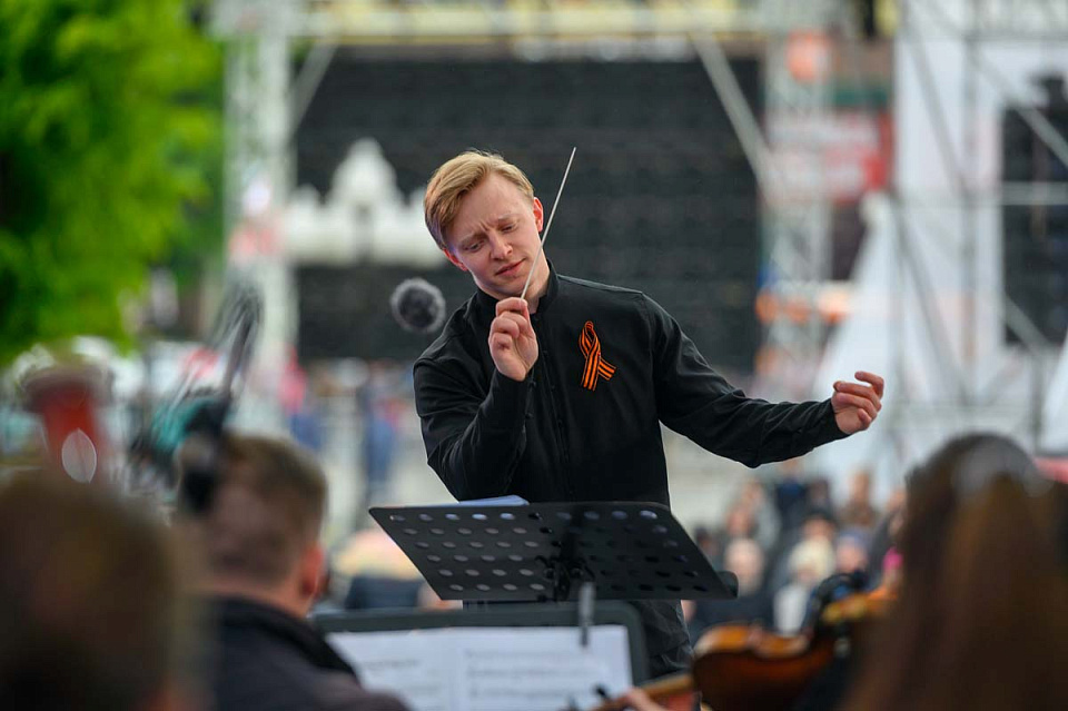 Концерт Симфонического оркестра Калининградской филармонии и солистов Мариинского театра, дирижёр Ю.Демидович, пл.Победы, 9 Мая 2025г. — фото 2
