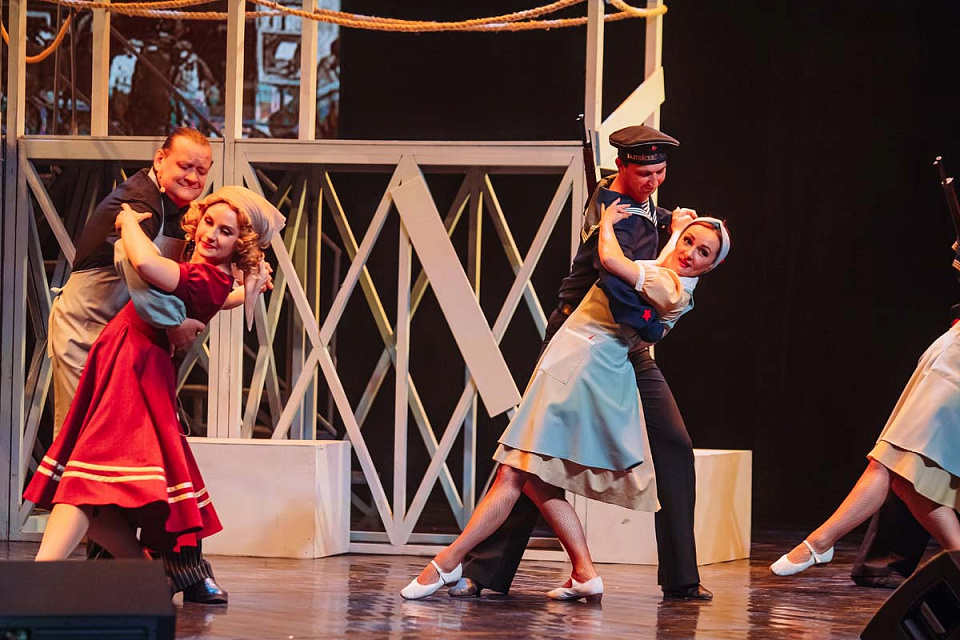 Музыкальный спектакль "Раскинулось море широко", театр эстрады "Янтарь-холл", Светлогорск, 22 Июня 2025г. — фото 5