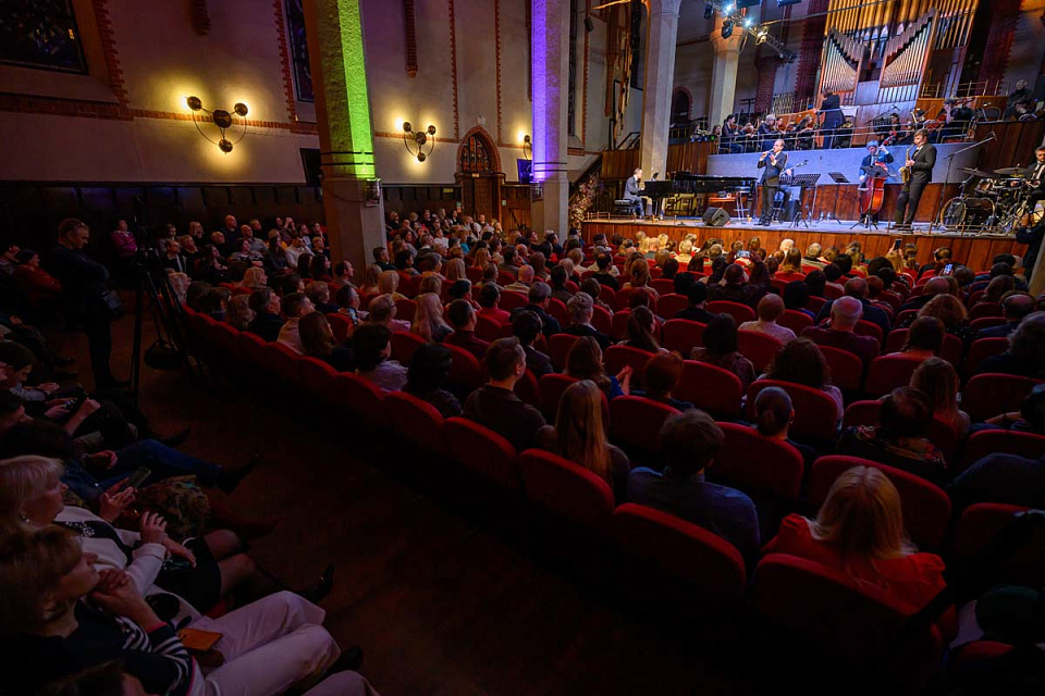 Дмитрий Носков и его квинтет, Камерный оркестр филармонии, дирижёр Елена Толкачёва, Международный фестиваль "Джаз в филармонии", 15 Ноября 2025г. — фото 10