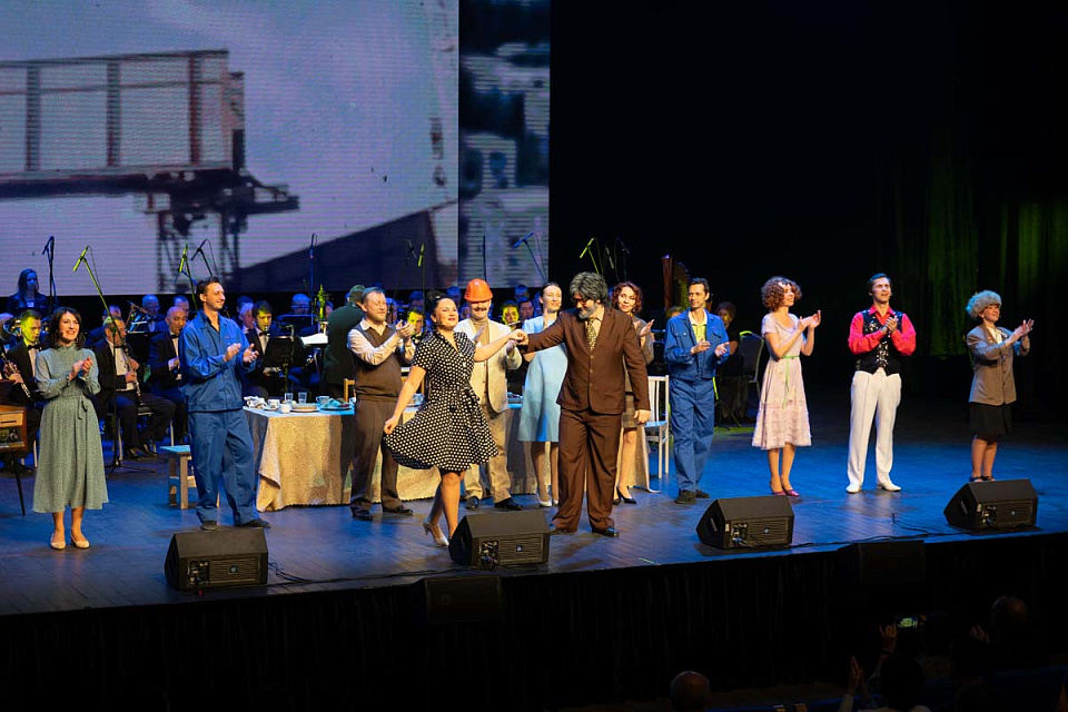 Мюзикл в духе 60-х «А у нас во дворе...» (театр эстрады «Янтарь-холл», г. Светлогорск), 26 Февраля 2023г. — фото 33