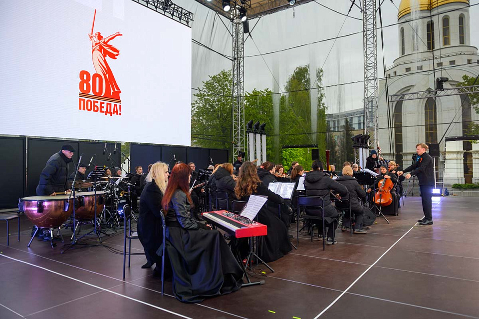 Концерт Симфонического оркестра Калининградской филармонии и солистов Мариинского театра, дирижёр Ю.Демидович, пл.Победы, 9 Мая 2025г. — фото 18