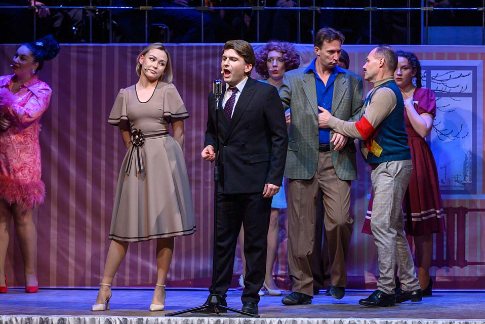 «А у нас во дворе...», мюзикл в духе 60-х, Концертный духовой оркестр и солисты филармонии,танц.группа Ансамбля песни и пляски ДКБ, 1 Января 2025г. — фото 17