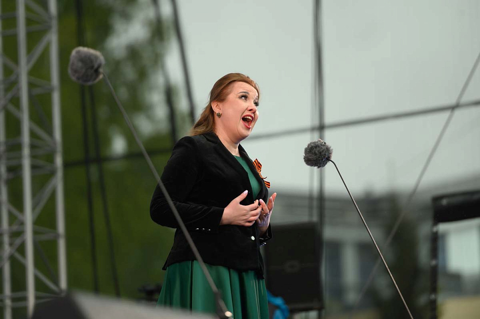 Концерт Симфонического оркестра Калининградской филармонии и солистов Мариинского театра, дирижёр Ю.Демидович, пл.Победы, 9 Мая 2025г. — фото 9