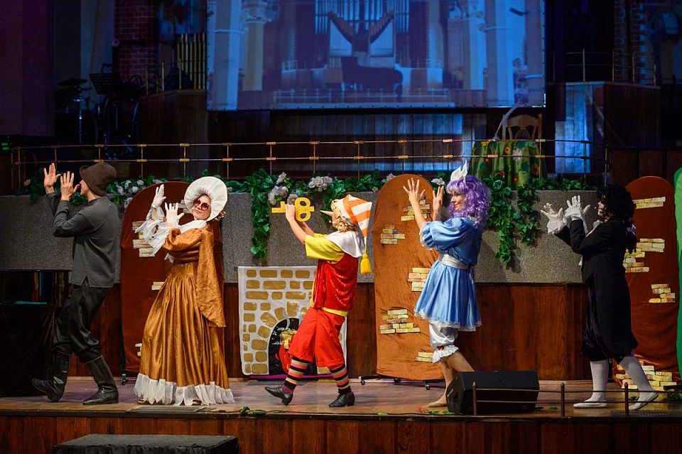 МУЗЫКАЛЬНЫЙ СПЕКТАКЛЬ «ПРИКЛЮЧЕНИЯ БУРАТИНО» к 65-летию Калининградской областной филармонии, 6 Октября 2024г. — фото 22