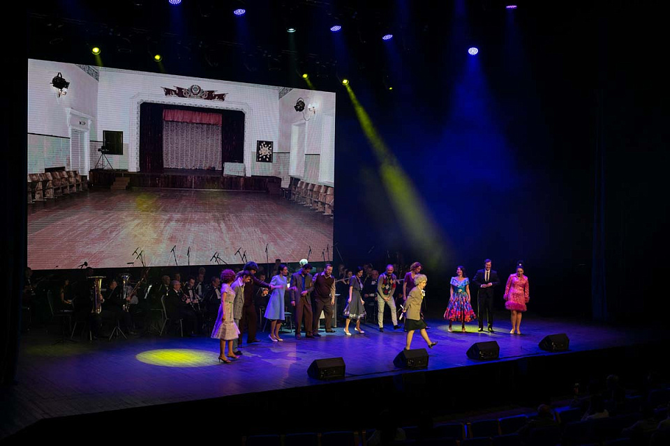 Мюзикл в духе 60-х «А у нас во дворе...» (театр эстрады «Янтарь-холл», г. Светлогорск), 26 Февраля 2023г. — фото 15