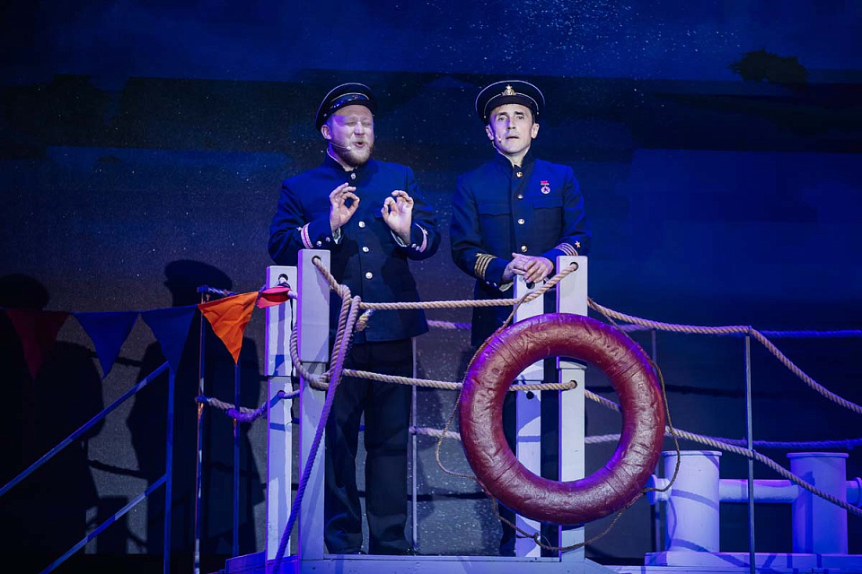 Музыкальный спектакль "Раскинулось море широко", театр эстрады "Янтарь-холл", Светлогорск, 22 Июня 2025г. — фото 17