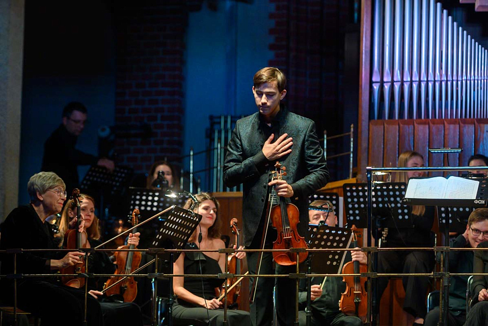 «МУЗЫКАЛЬНАЯ СБОРНАЯ РОССИИ». СИМФОНИЧЕСКИЙ КОНЦЕРТ из цикла к 65-летию Калининградской областной филармонии, 12 Октября 2024г. — фото 21