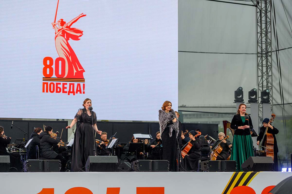 Концерт Симфонического оркестра Калининградской филармонии и солистов Мариинского театра, дирижёр Ю.Демидович, пл.Победы, 9 Мая 2025г. — фото 11