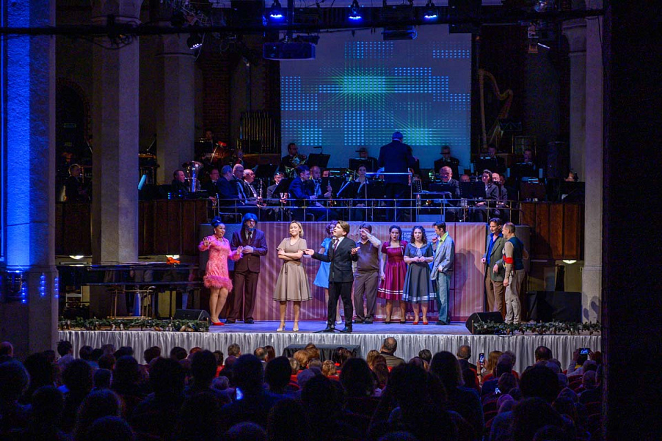 «А у нас во дворе...», мюзикл в духе 60-х, Концертный духовой оркестр и солисты филармонии,танц.группа Ансамбля песни и пляски ДКБ, 1 Января 2025г. — фото 18