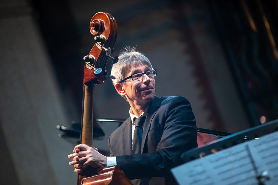 XIX МЕЖДУНАРОДНЫЙ ФЕСТИВАЛЬ "ДЖАЗ В ФИЛАРМОНИИ". трио Валерия Гроховского и камерный оркестр, 19 Ноября 2022г. — фото 13