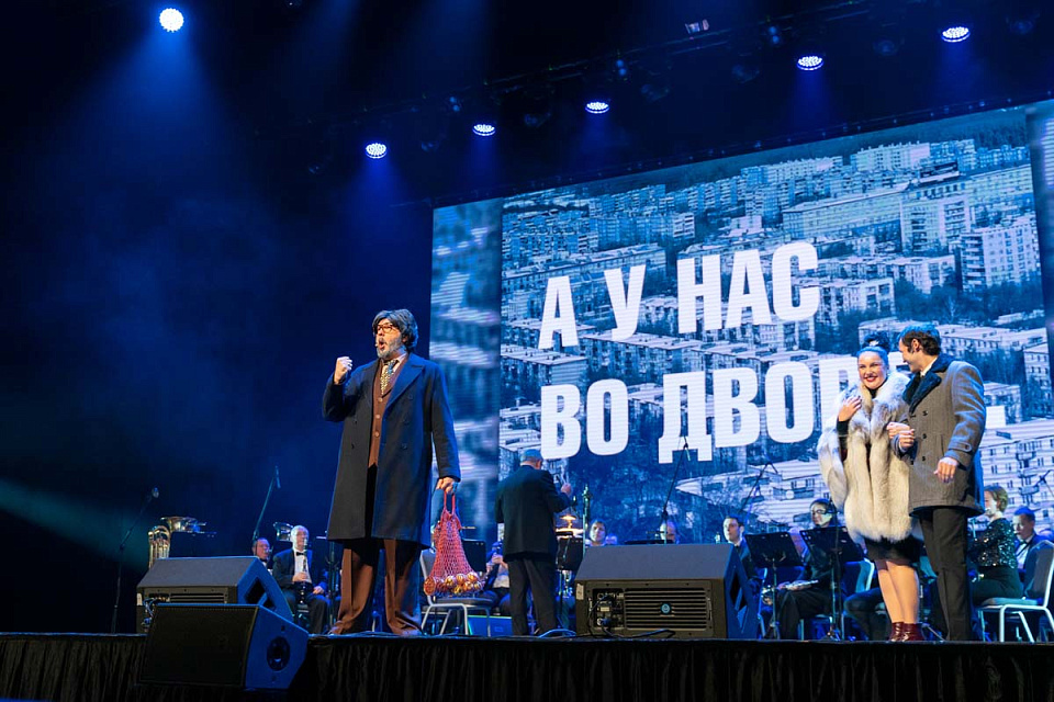 Мюзикл в духе 60-х «А у нас во дворе...» (театр эстрады «Янтарь-холл», г. Светлогорск), 26 Февраля 2023г. — фото 3