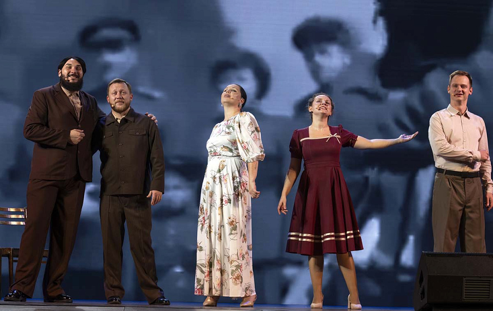 Концерт проекта "Поезд Победы" в исполнении солистов филармонии, Областной Дворец культуры и народного творчества г. Мурманск, 28 Сентября 2025г. — фото 12