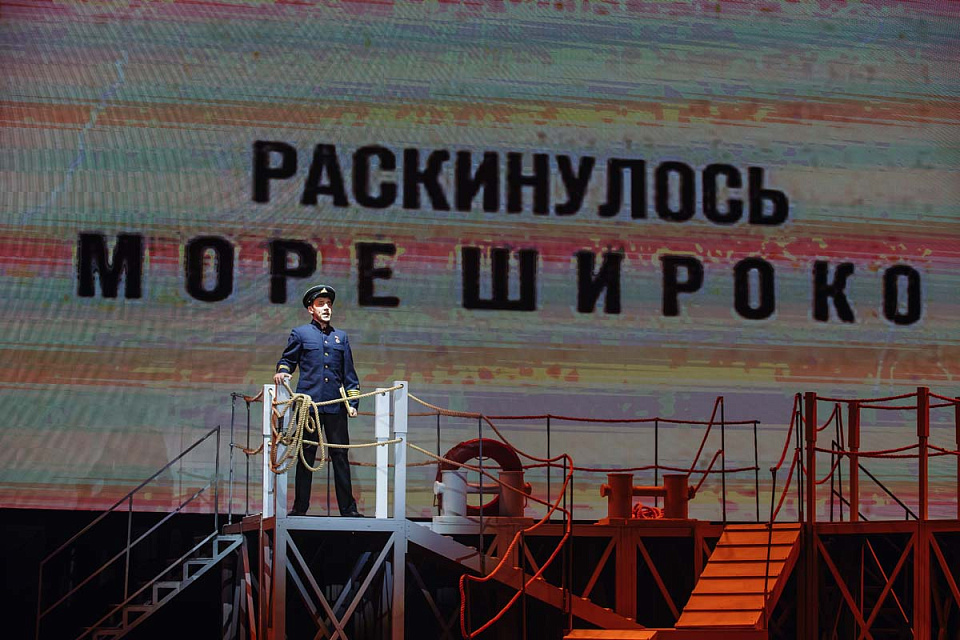 Музыкальный спектакль "Раскинулось море широко", театр эстрады "Янтарь-холл", Светлогорск, 22 Июня 2025г. — фото 3