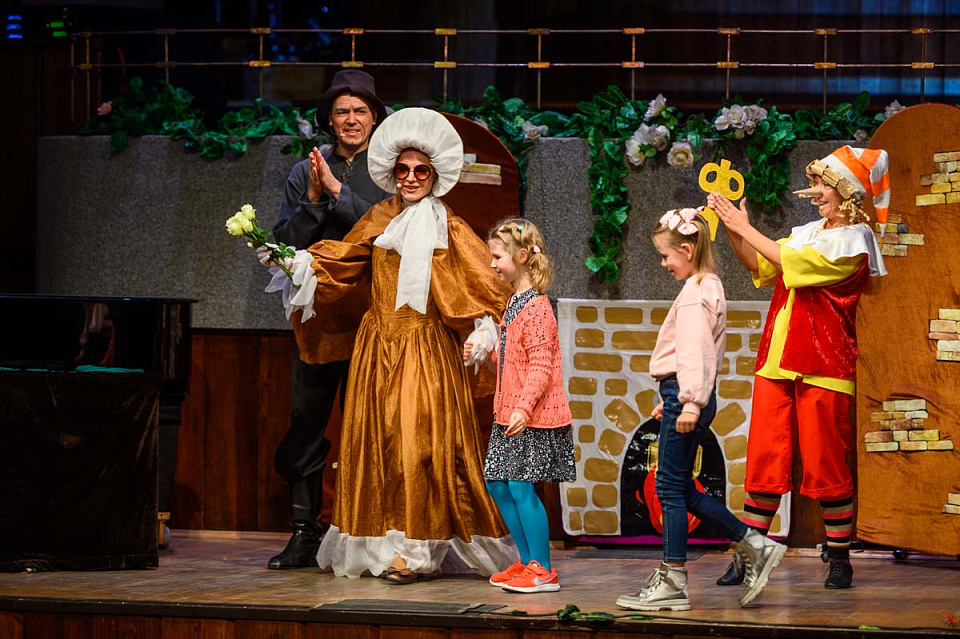 МУЗЫКАЛЬНЫЙ СПЕКТАКЛЬ «ПРИКЛЮЧЕНИЯ БУРАТИНО» к 65-летию Калининградской областной филармонии, 6 Октября 2024г. — фото 23