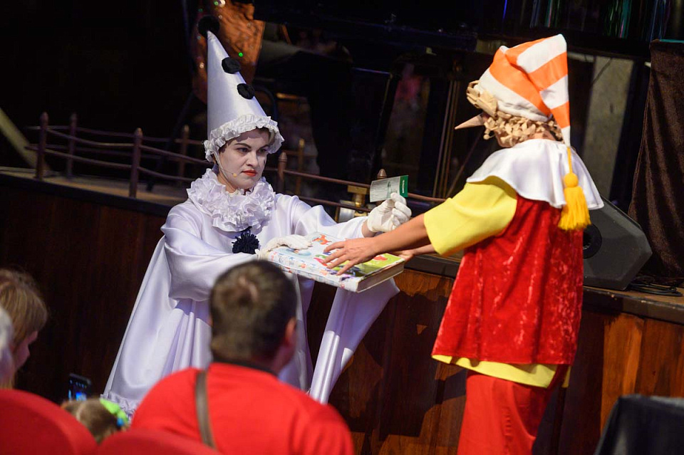 МУЗЫКАЛЬНЫЙ СПЕКТАКЛЬ «ПРИКЛЮЧЕНИЯ БУРАТИНО» к 65-летию Калининградской областной филармонии, 6 Октября 2024г. — фото 8