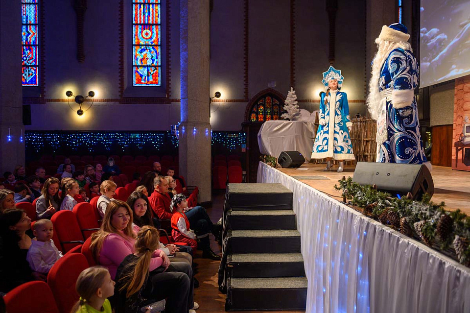 «Пароль — по щучьему велению», семейное новогоднее представление в исполнении солистов и артистов филармонии, декабрь 2024 г — янв, 25 Декабря 2024г. — фото 24