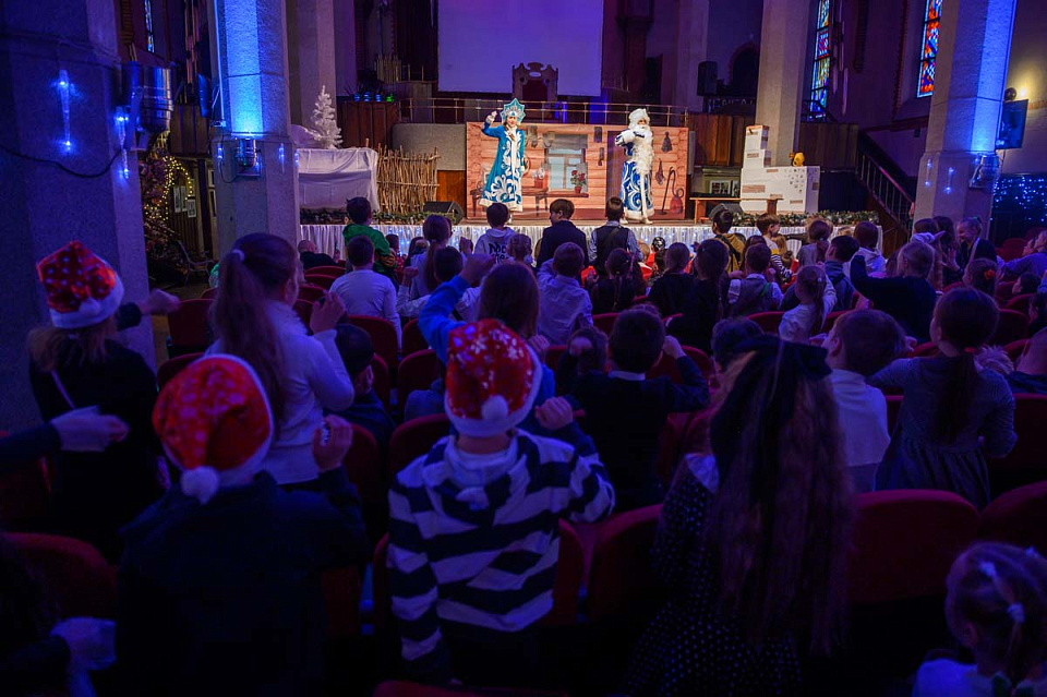 «Пароль — по щучьему велению», семейное новогоднее представление в исполнении солистов и артистов филармонии, декабрь 2024 г — янв, 25 Декабря 2024г. — фото 26