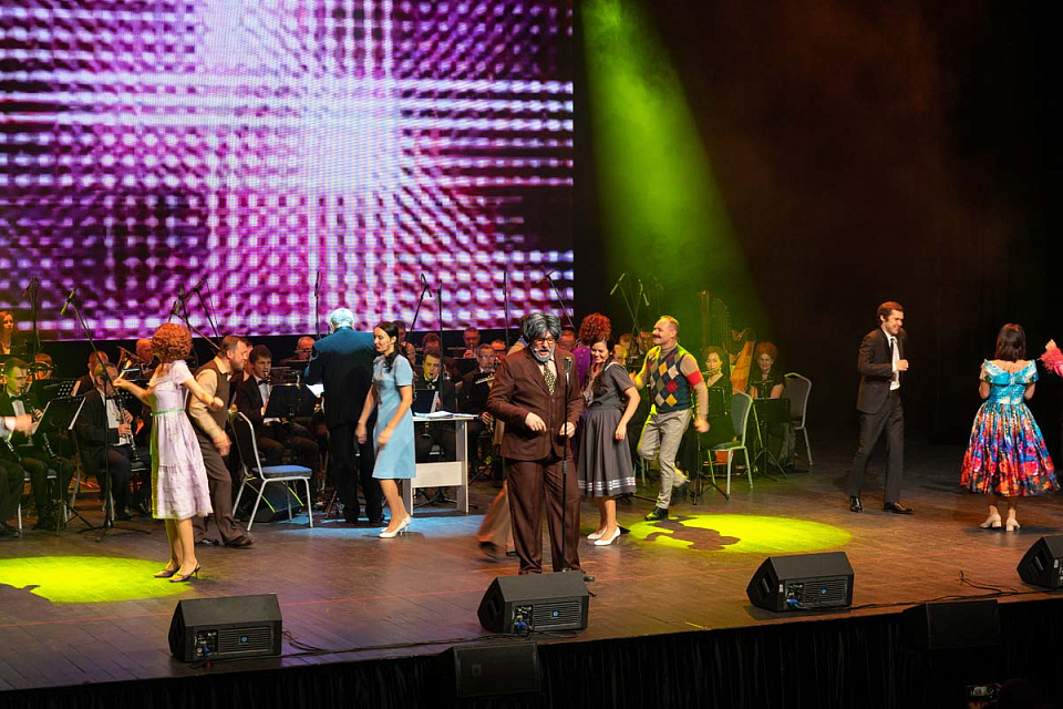 Мюзикл в духе 60-х «А у нас во дворе...» (театр эстрады «Янтарь-холл», г. Светлогорск), 26 Февраля 2023г. — фото 12