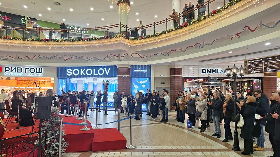 Выступление струнного квартета Калининградской областной филармонии в ТРЦ «Европа», 20 Декабря 2024г. — фото 4