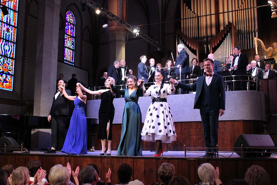 Концертный духовой оркестр и солисты филармонии поздравили калининградцев с Днём пожилых людей, 1 Октября 2025г. — фото 8