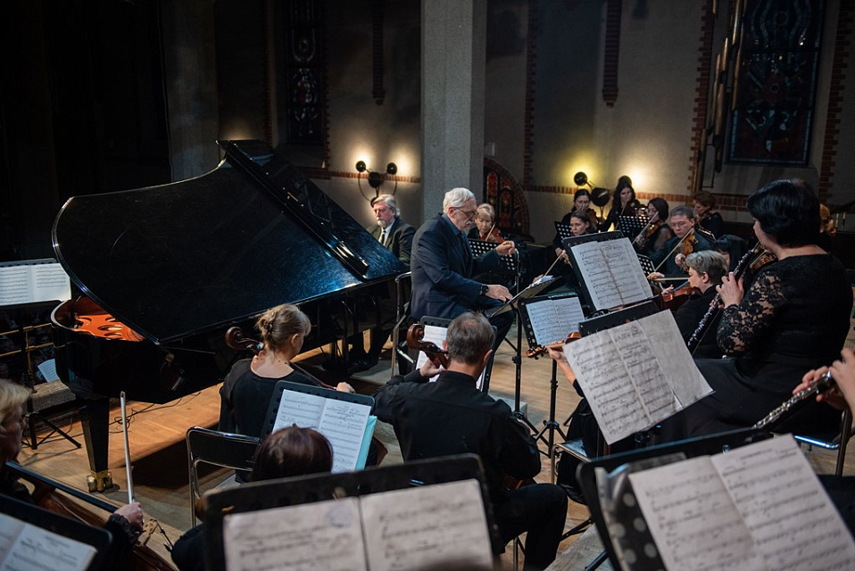 XIX МЕЖДУНАРОДНЫЙ ФЕСТИВАЛЬ "ДЖАЗ В ФИЛАРМОНИИ". трио Валерия Гроховского и камерный оркестр, 19 Ноября 2022г. — фото 5