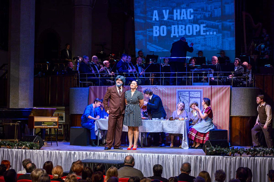 «А у нас во дворе...», мюзикл в духе 60-х, Концертный духовой оркестр и солисты филармонии,танц.группа Ансамбля песни и пляски ДКБ, 1 Января 2025г. — фото 31