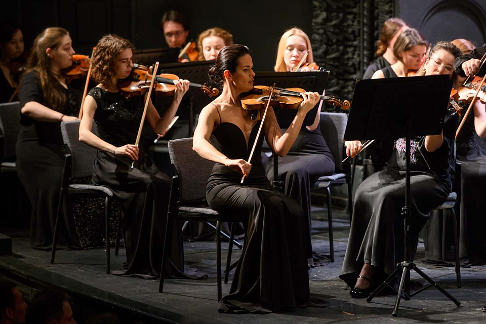 Концерт РНМСО, дирижёр А.Рубин, солист П.Милюков, фестиваль "Русская музыка на Балтике", драмтеатр, 7 Мая 2024г. — фото 4