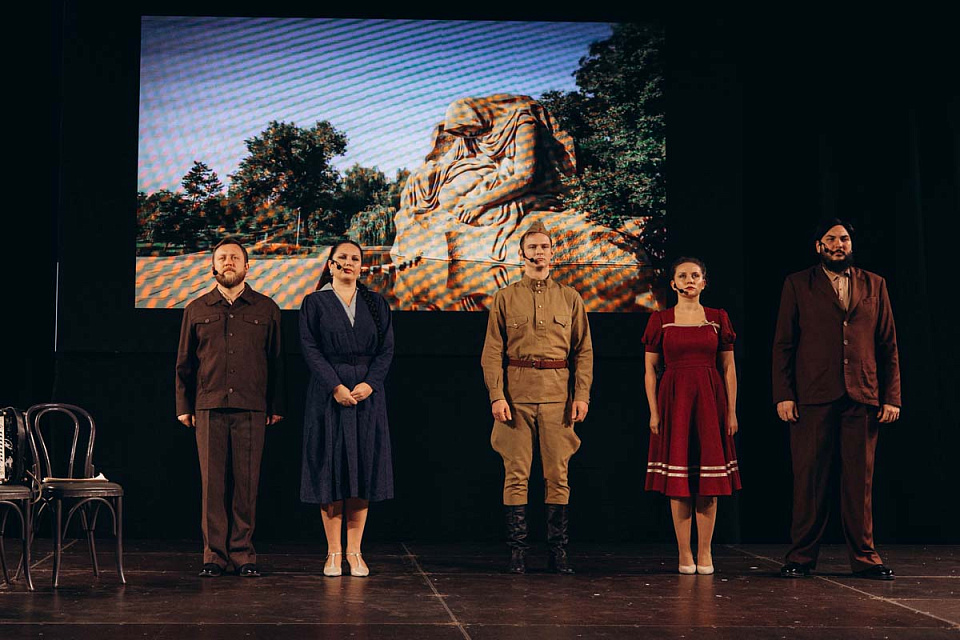 Концерт проекта "Поезд Победы" в исполнении солистов филармонии, Большой зал Екатерининского собрания, Санкт-Петербург, 18 Ноября 2025г. — фото 17