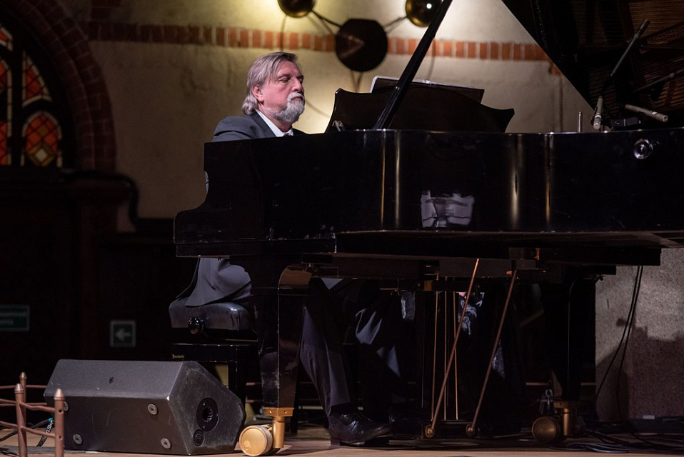 XIX МЕЖДУНАРОДНЫЙ ФЕСТИВАЛЬ "ДЖАЗ В ФИЛАРМОНИИ". трио Валерия Гроховского и камерный оркестр, 19 Ноября 2022г. — фото 21