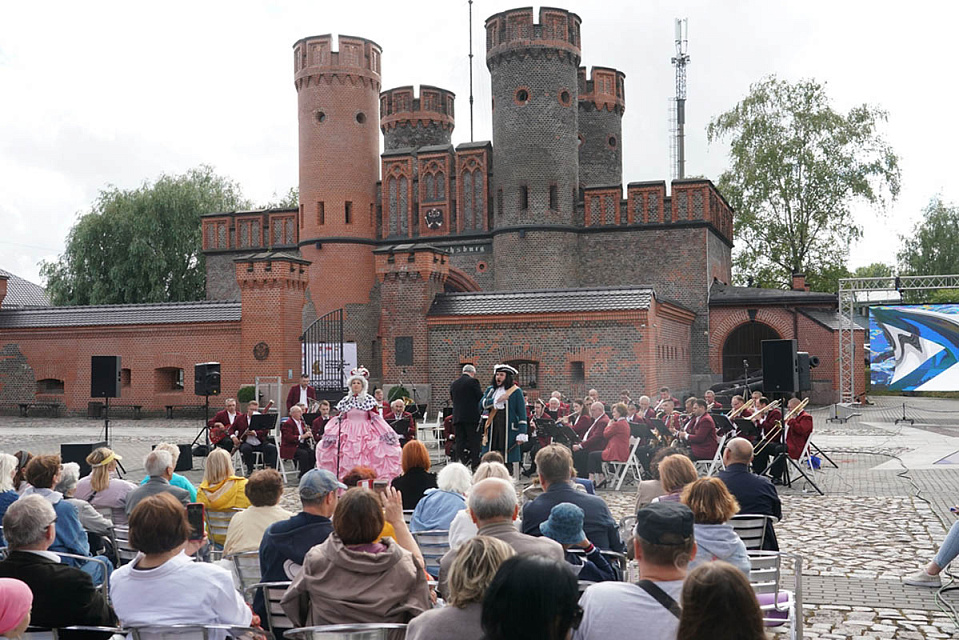 Концертный духовой оркестр принял участие в «Петровскик музыкальных ассамблеях», 12 Июля 2022г. — фото 19
