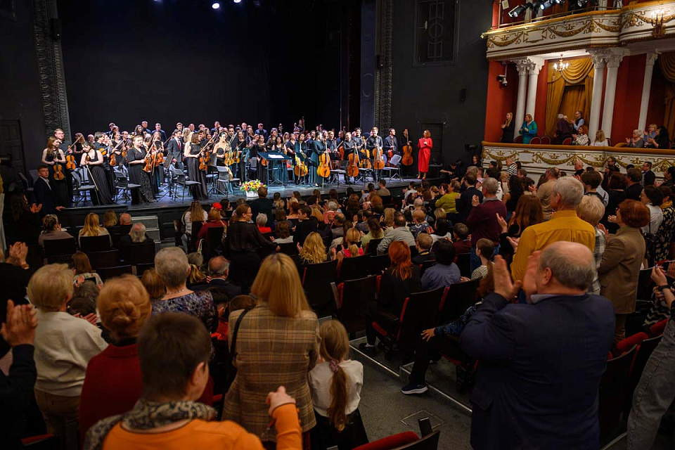 Концерт РНМСО, дирижёр А.Рубин, солист П.Милюков, фестиваль "Русская музыка на Балтике", драмтеатр, 7 Мая 2024г. — фото 26