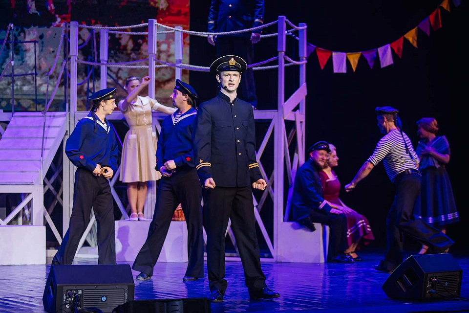 Музыкальный спектакль "Раскинулось море широко", театр эстрады "Янтарь-холл", Светлогорск, 22 Июня 2025г. — фото 16