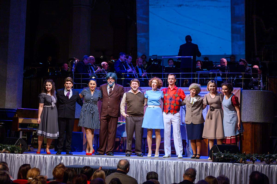 «А у нас во дворе...», мюзикл в духе 60-х, Концертный духовой оркестр и солисты филармонии,танц.группа Ансамбля песни и пляски ДКБ, 1 Января 2025г. — фото 34