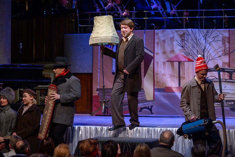 «А у нас во дворе...», мюзикл в духе 60-х, Концертный духовой оркестр и солисты филармонии,танц.группа Ансамбля песни и пляски ДКБ, 1 Января 2025г. — фото 5