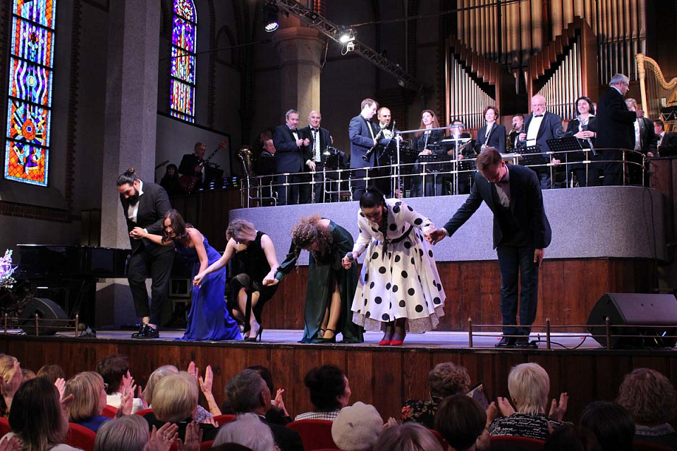 Концертный духовой оркестр и солисты филармонии поздравили калининградцев с Днём пожилых людей, 1 Октября 2025г. — фото 9