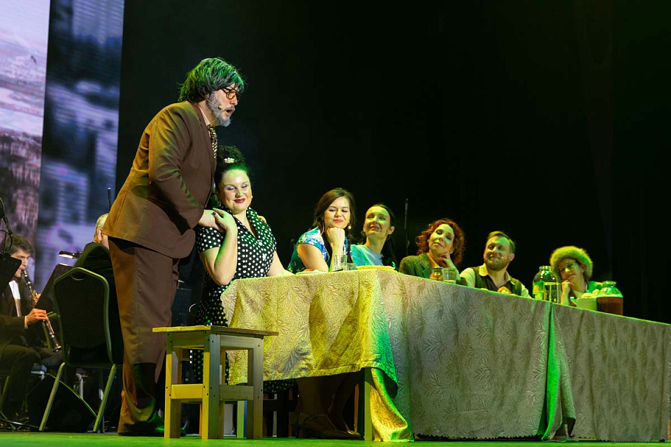 Мюзикл в духе 60-х «А у нас во дворе...» (театр эстрады «Янтарь-холл», г. Светлогорск), 26 Февраля 2023г. — фото 24