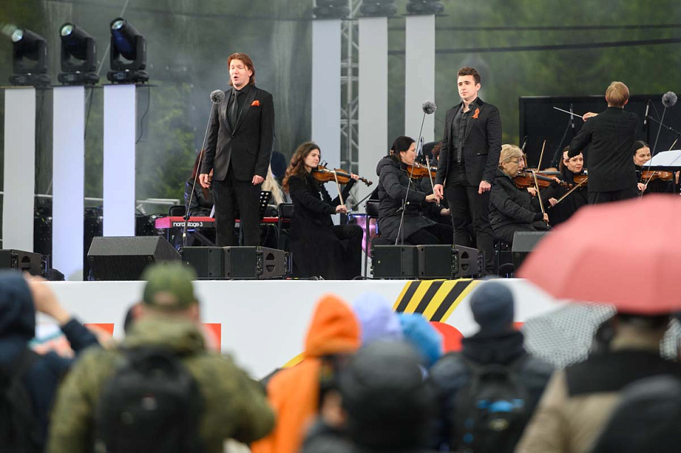 Концерт Симфонического оркестра Калининградской филармонии и солистов Мариинского театра, дирижёр Ю.Демидович, пл.Победы, 9 Мая 2025г. — фото 17