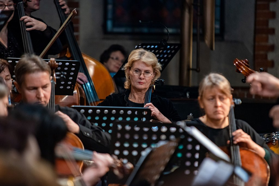 XIX МЕЖДУНАРОДНЫЙ ФЕСТИВАЛЬ "ДЖАЗ В ФИЛАРМОНИИ". трио Валерия Гроховского и камерный оркестр, 19 Ноября 2022г. — фото 7