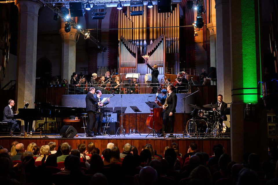 Дмитрий Носков и его квинтет, Камерный оркестр филармонии, дирижёр Елена Толкачёва, Международный фестиваль "Джаз в филармонии", 15 Ноября 2025г. — фото 15