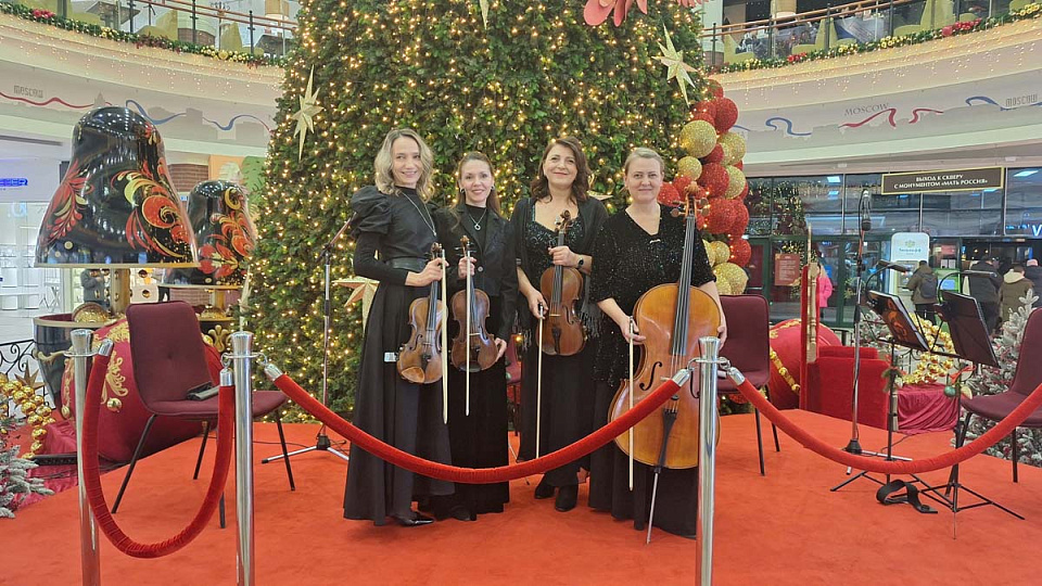 Выступление струнного квартета Калининградской областной филармонии в ТРЦ «Европа», 20 Декабря 2024г. — фото 7