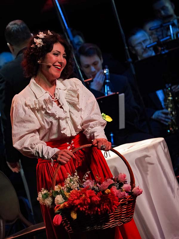 Мюзикл «Я подарю тебе Париж» (театр эстрады «Янтарь-холл», г. Светлогорск), 7 Марта 2023г. — фото 6