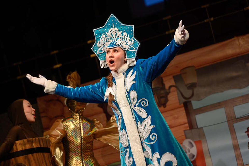 «Пароль — по щучьему велению», семейное новогоднее представление в исполнении солистов и артистов филармонии, декабрь 2024 г — янв, 25 Декабря 2024г. — фото 21