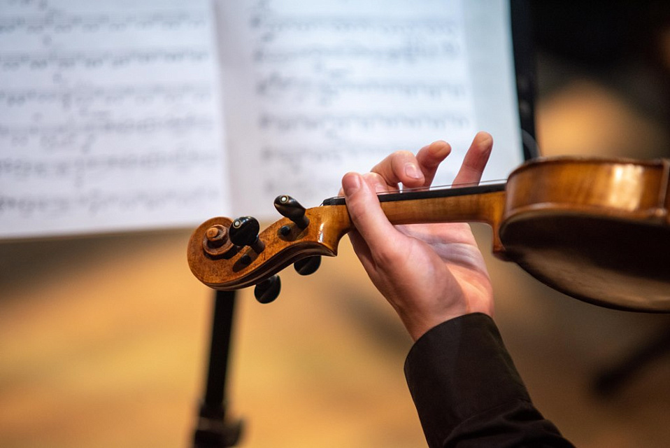 XIX МЕЖДУНАРОДНЫЙ ФЕСТИВАЛЬ "ДЖАЗ В ФИЛАРМОНИИ". трио Валерия Гроховского и камерный оркестр, 19 Ноября 2022г. — фото 9